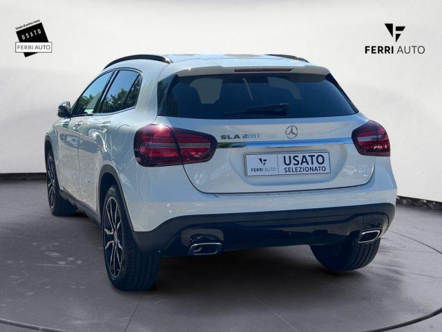 MERCEDES-BENZ GLA 200 Sport
