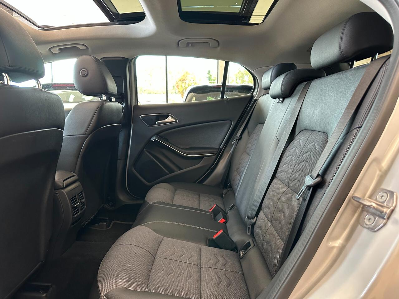 MERCEDES - BENZ GLA 180 d AUTO *TETTO*NEOPATENTATI*CAMERA*