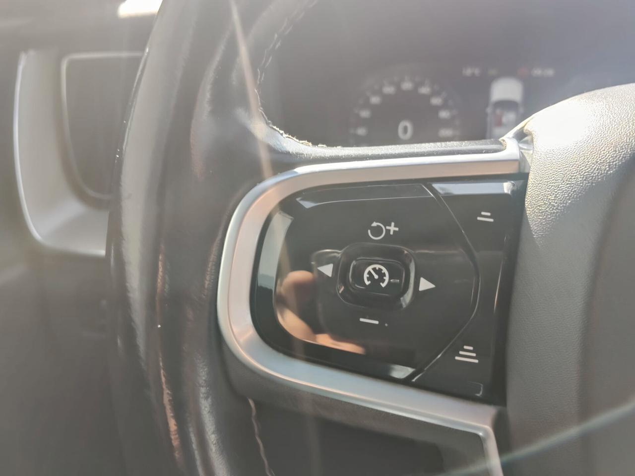 Volvo XC 60 XC60 B4 (d) AWD Geartronic R-design