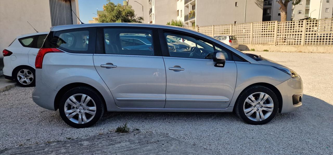 Peugeot 5008 1.6 HDi 115CV Allure 2014 7 POSTI