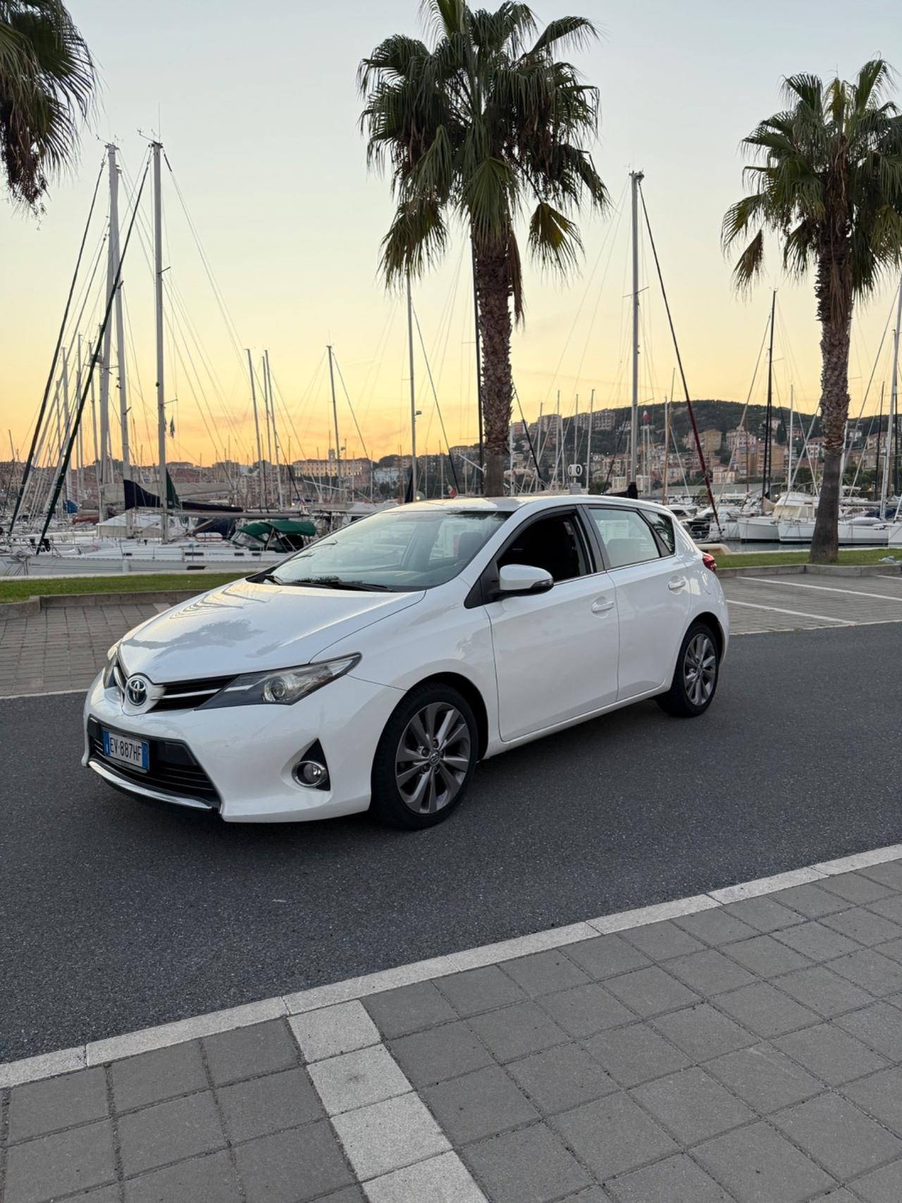 Toyota Auris Touring Sports 2.0 D-4D Lounge