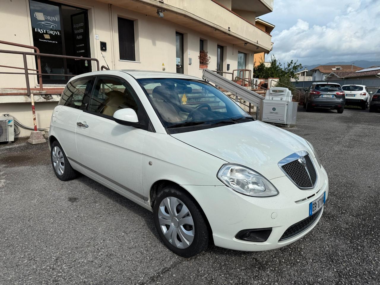Lancia Ypsilon 1.3 MJT 75 CV Versus