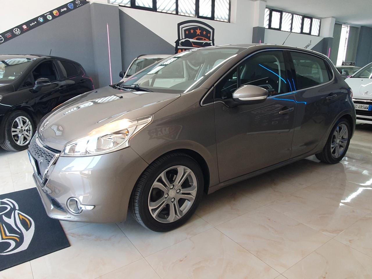 Peugeot 208 1.2 VTi 82 CV Allure 2012