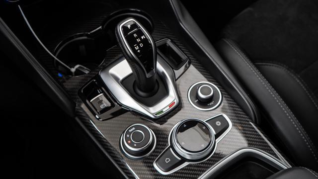 ALFA ROMEO Giulia V6 Bi-Turbo Quadrifoglio AKRAPOVIC CARBOCERAMICI