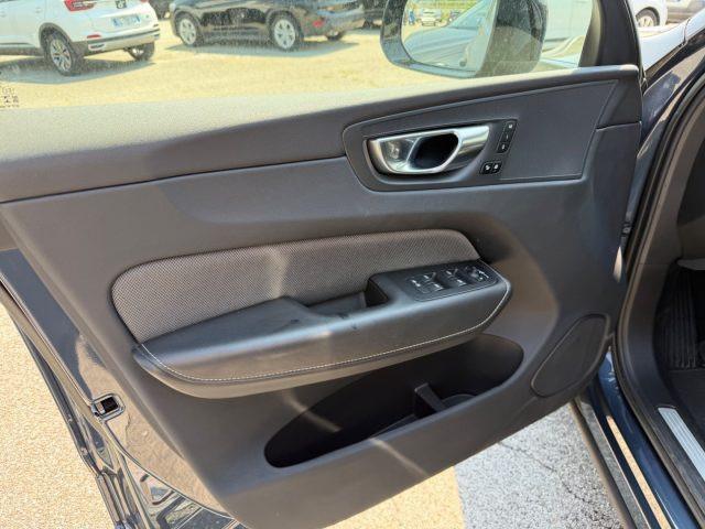 VOLVO XC60 B4 (d) AWD automatico Plus Dark