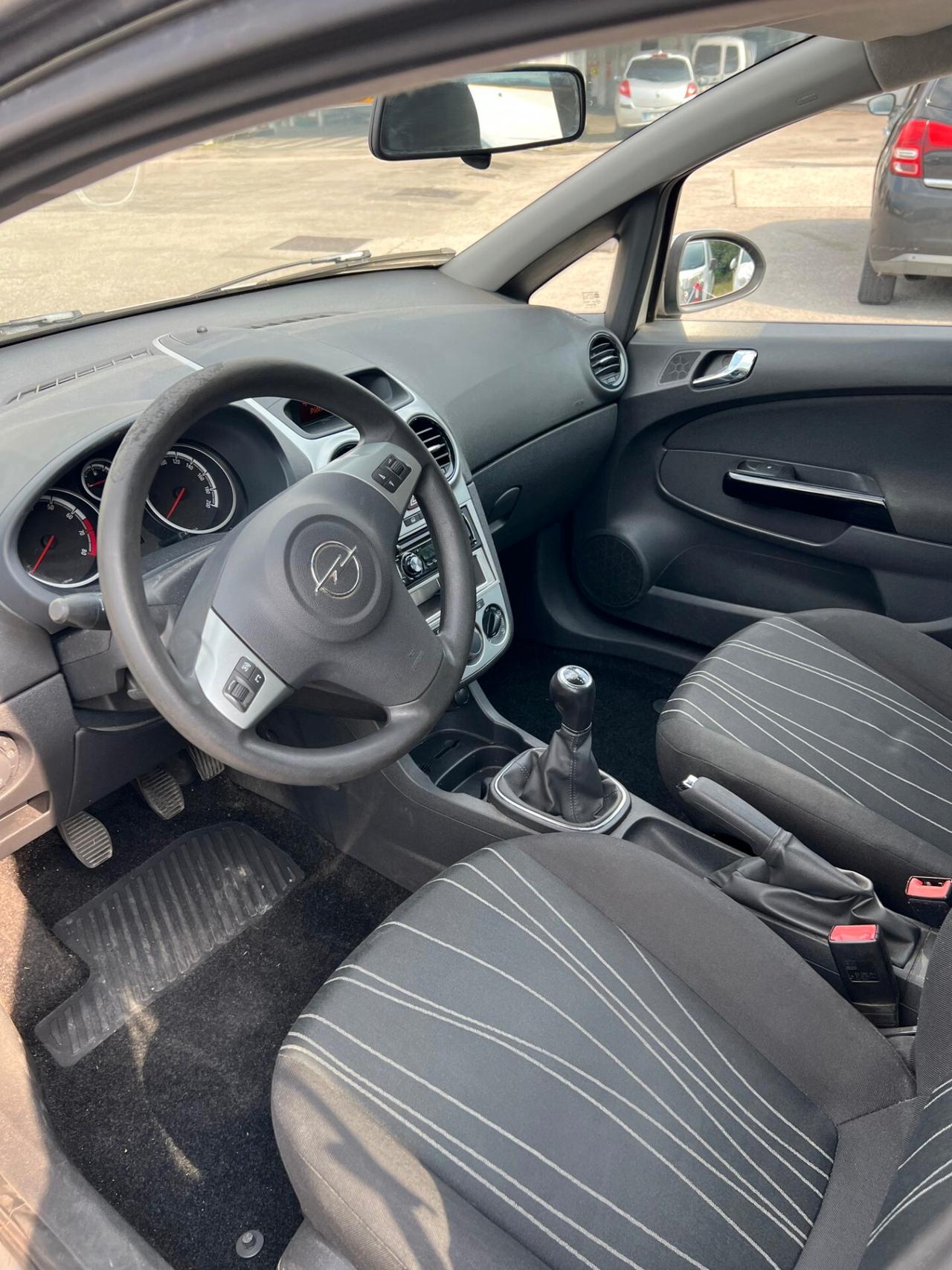 Opel Corsa 1.4 16V 5 porte Cosmo