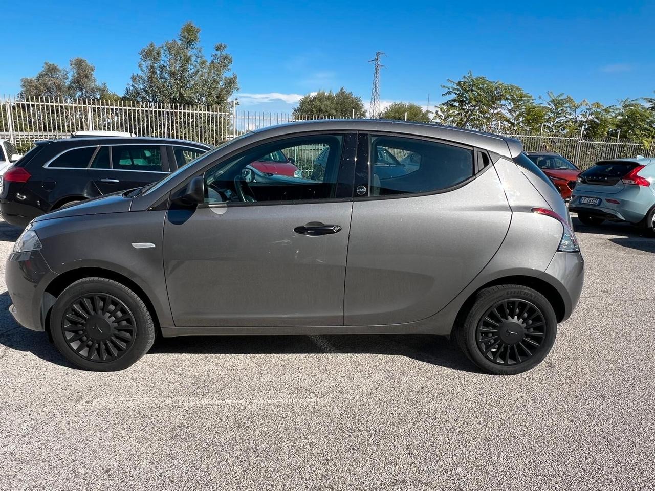 Lancia Ypsilon 1.0 FireFly 5 porte S&S Hybrid Ecochic Silver