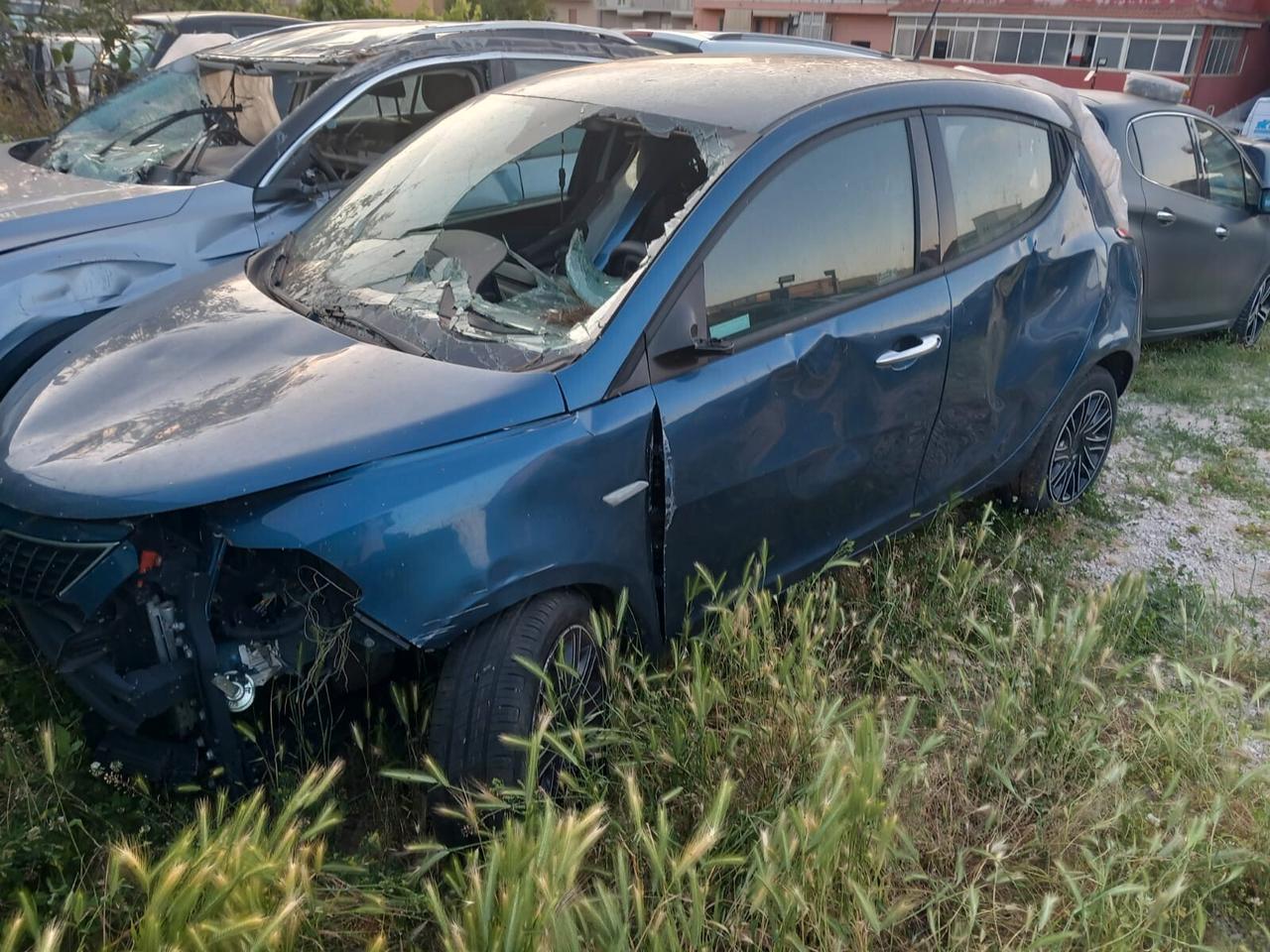 Lancia Ypsilon 1.0 FireFly 5 porte S&S Hybrid Silver SINISTRATA