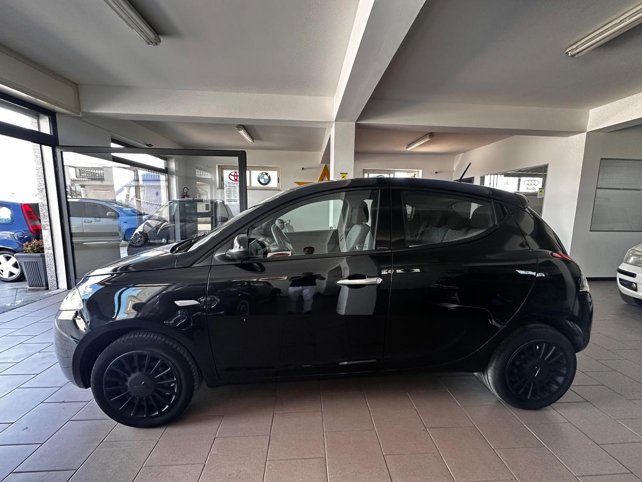 Lancia Ypsilon 1.0 FireFly 5 porte S&S Hybrid Silver