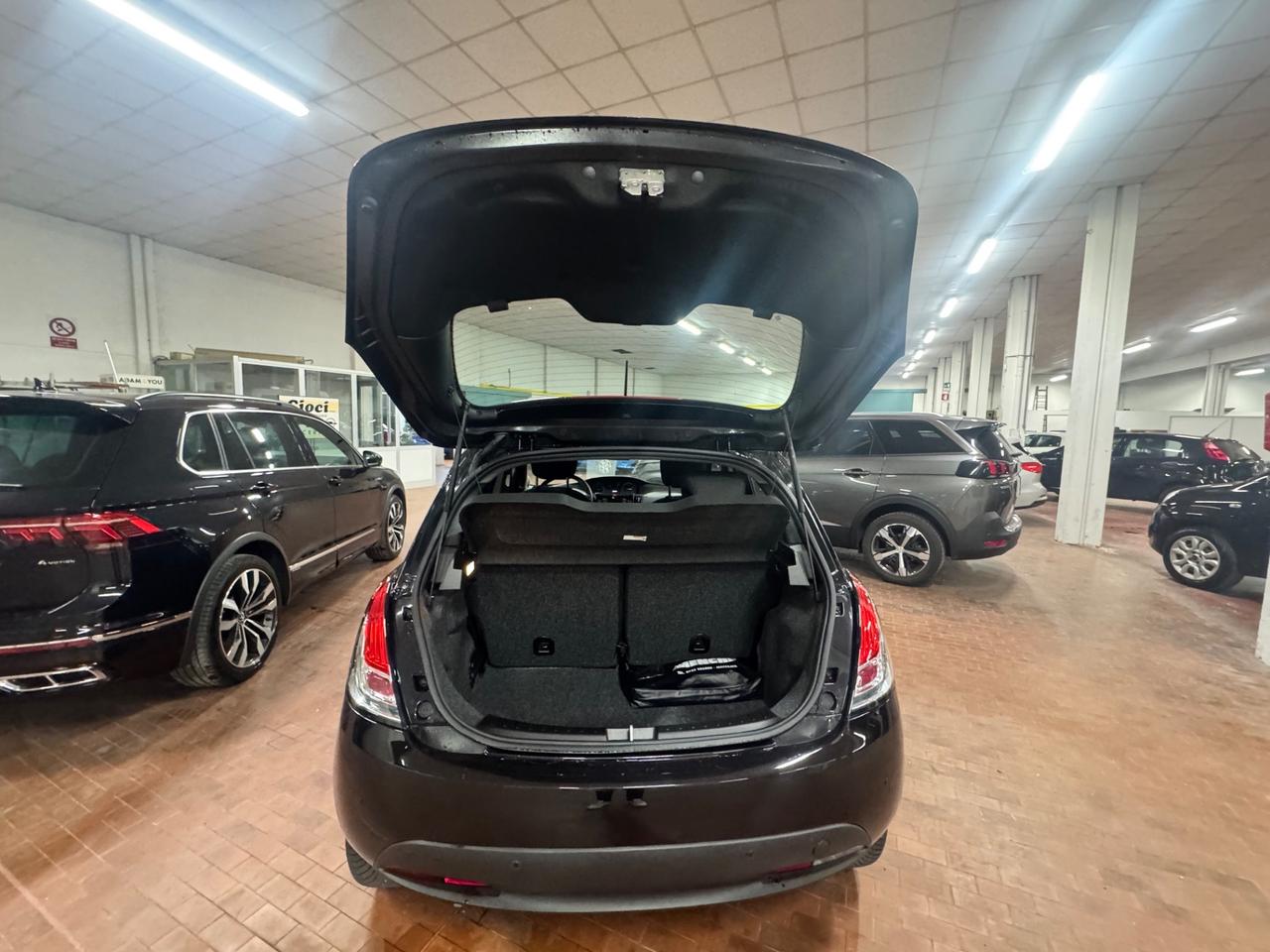 Lancia Ypsilon 1.0 FireFly 5 porte S&S Hybrid Ecochic Silver