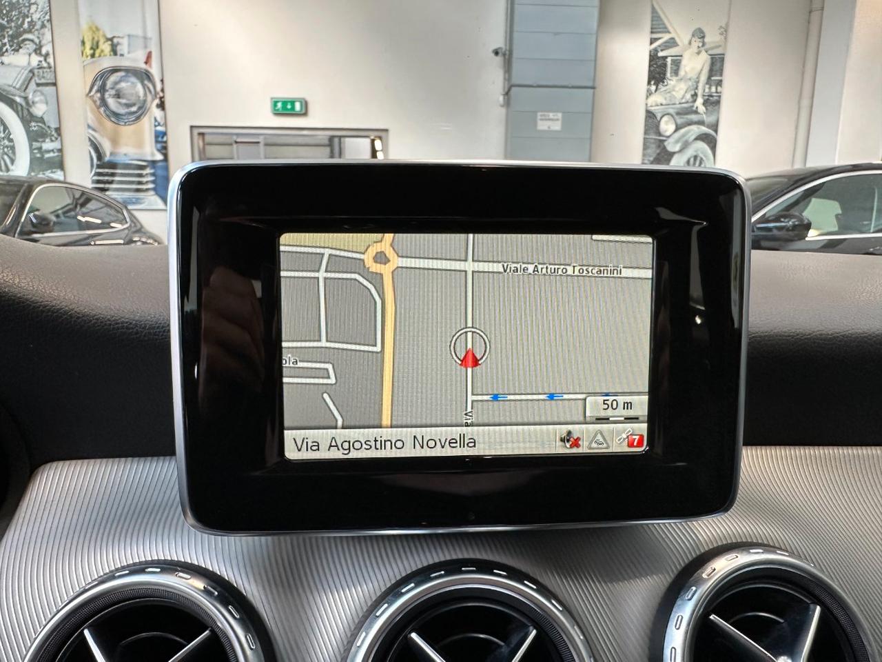 Mercedes GLA 200 Sport - Xeno - 18" - Navi - Sensori park