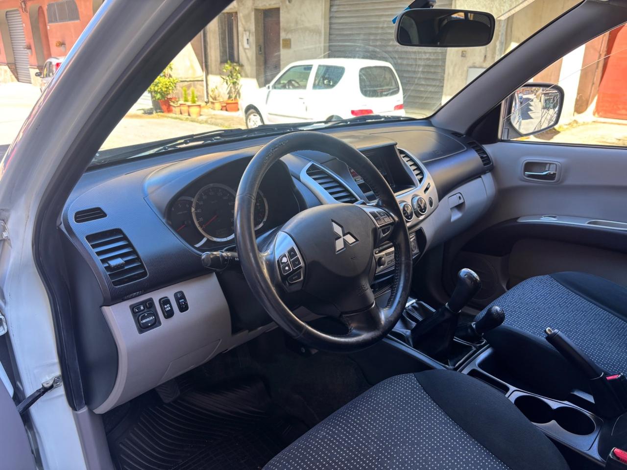 Mitsubishi L200 2.5 DI-D/136CV DC Invite Plus