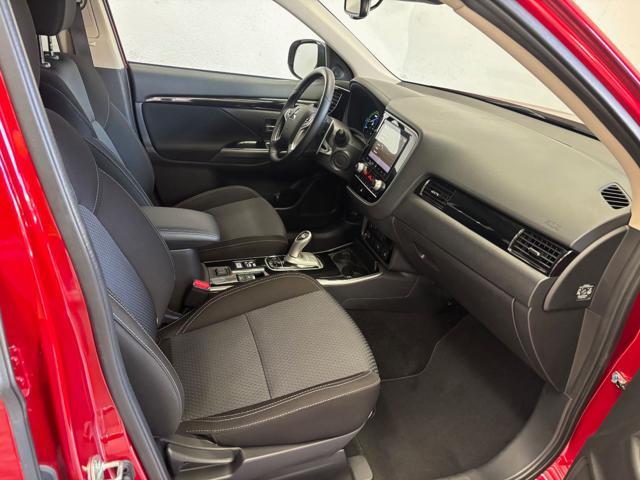 MITSUBISHI Outlander 2.4 MIVEC 4WD PHEV Instyle