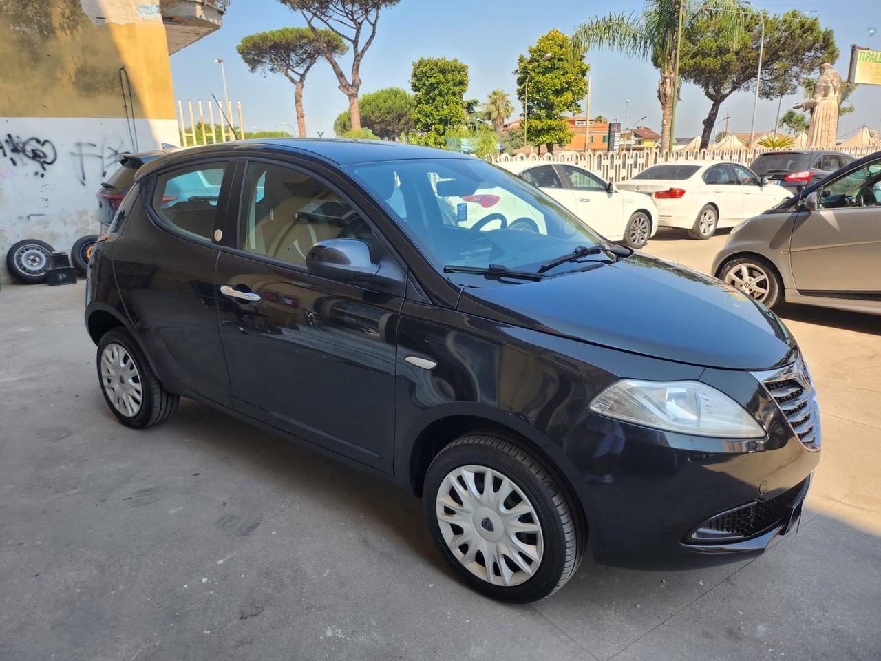 Lancia Ypsilon 0.9 TwinAir 85 CV 5 porte Metano Ecochic Silver