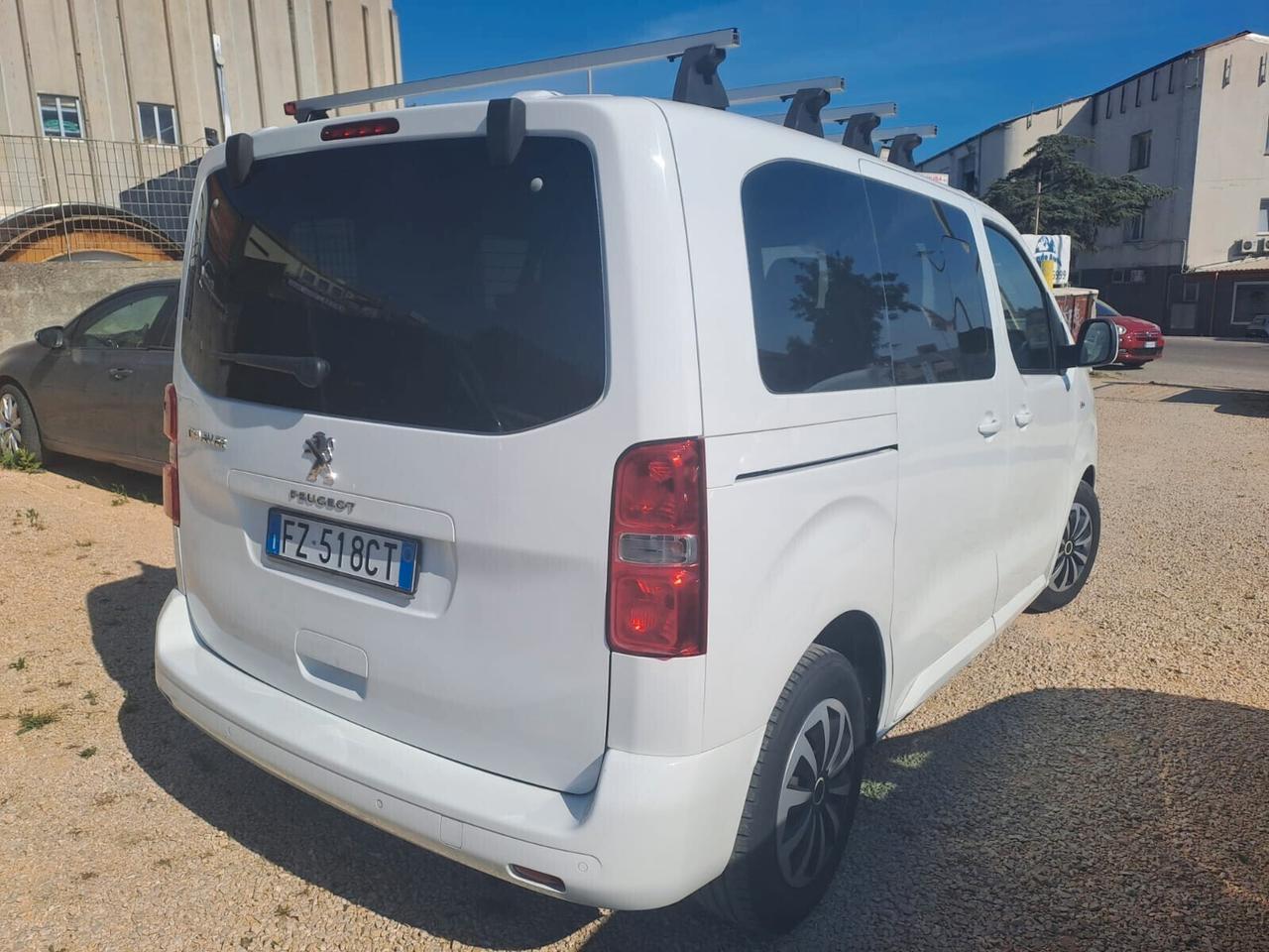 Peugeot Traveller 9 posti
