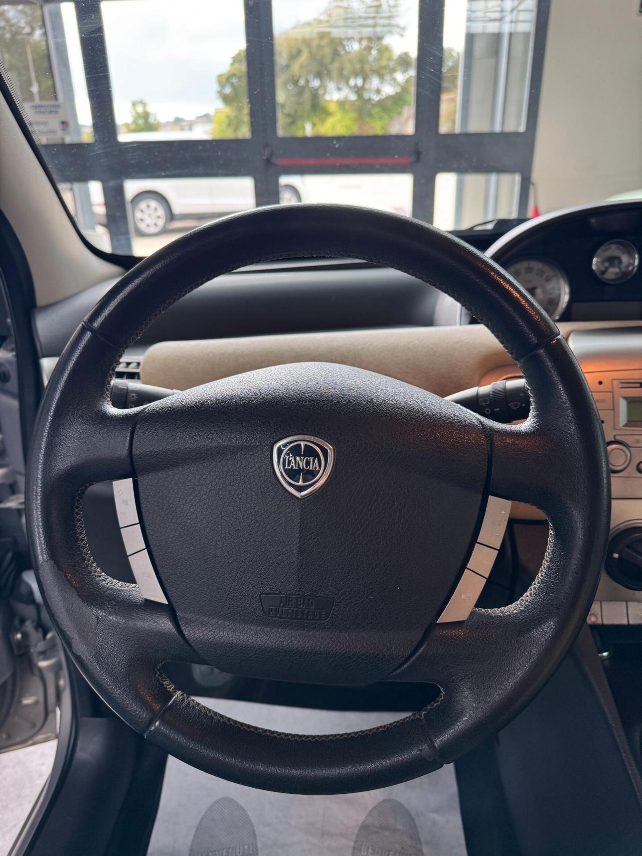 Lancia Ypsilon 1.3 MJT 75 CV Oro