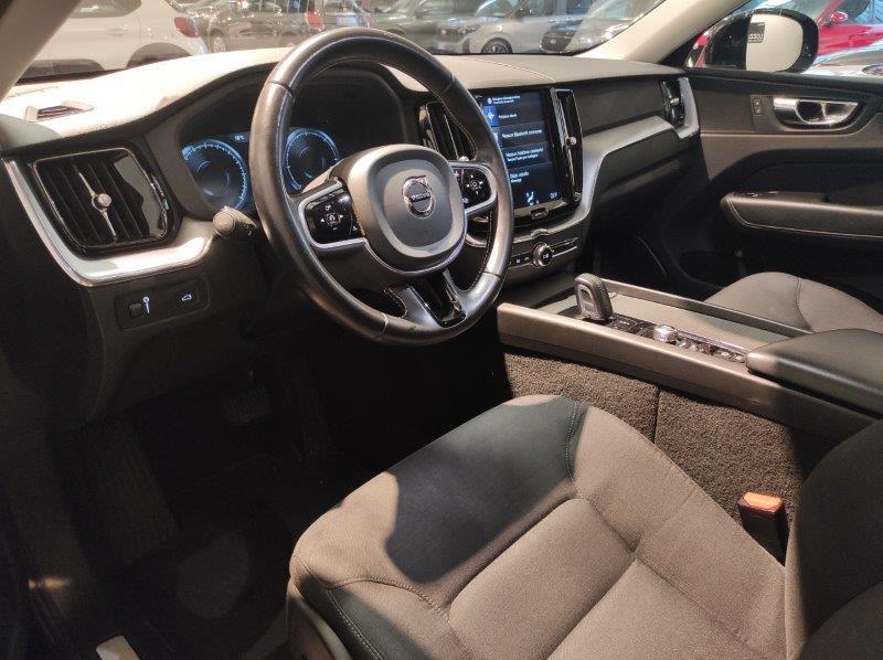 VOLVO XC60 (2017-->) - XC60 B4 (d) AWD Geartronic Momentum
