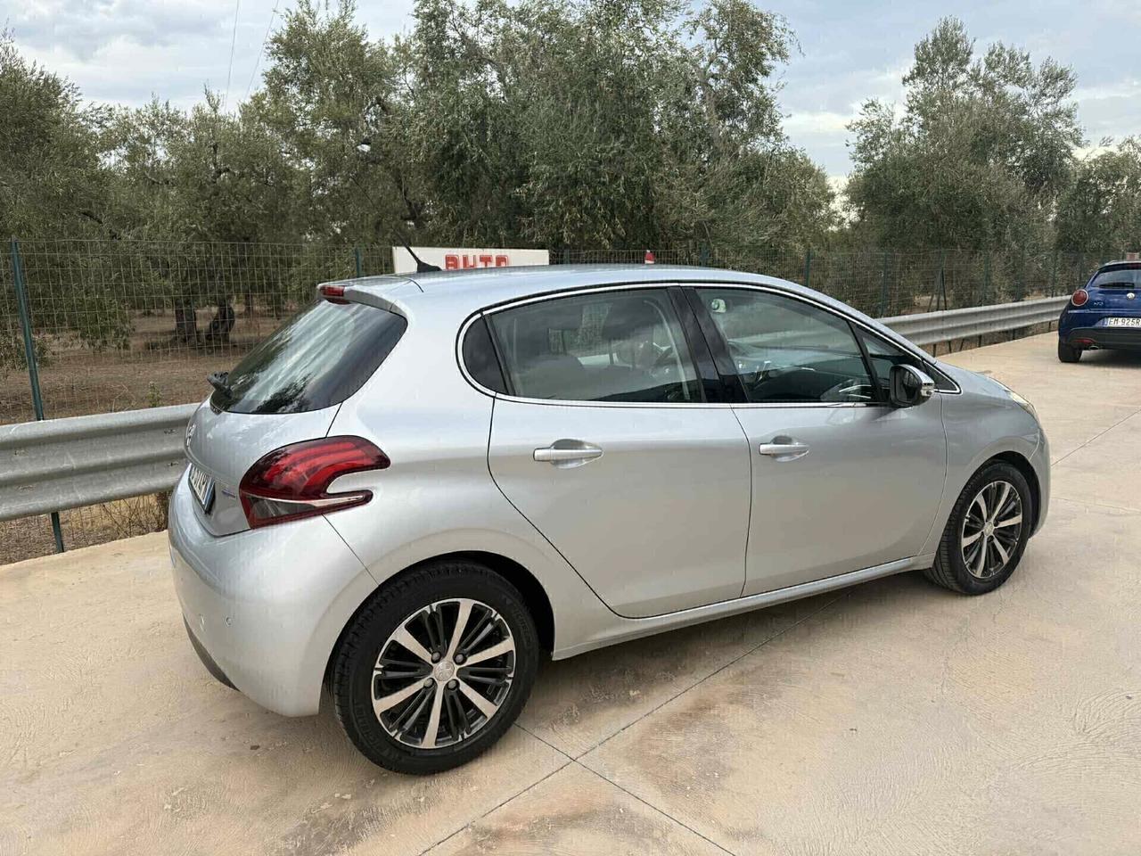 Peugeot 208 PureTech Allure 1.2 BENZINA 2015.