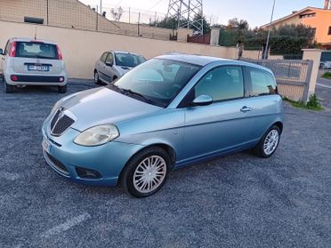 Lancia Ypsilon 1.3 MJT 75 CV Versus