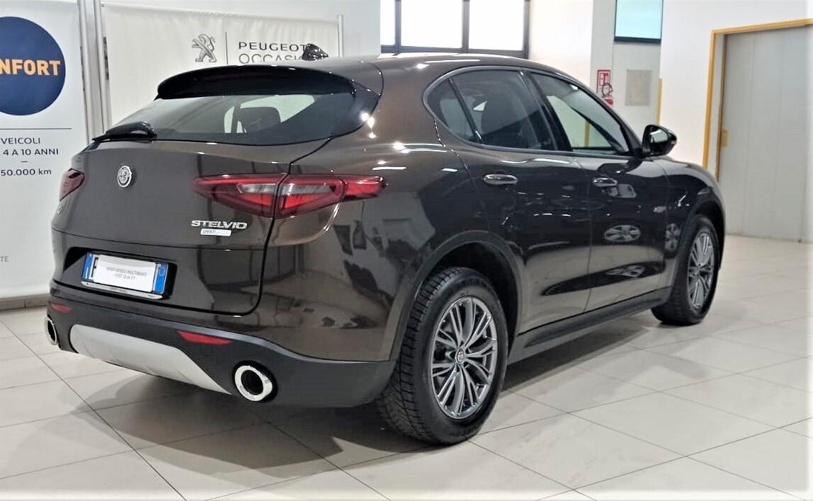 Alfa Romeo Stelvio 2.2 Turbodiesel 180 CV AT8 RWD Business