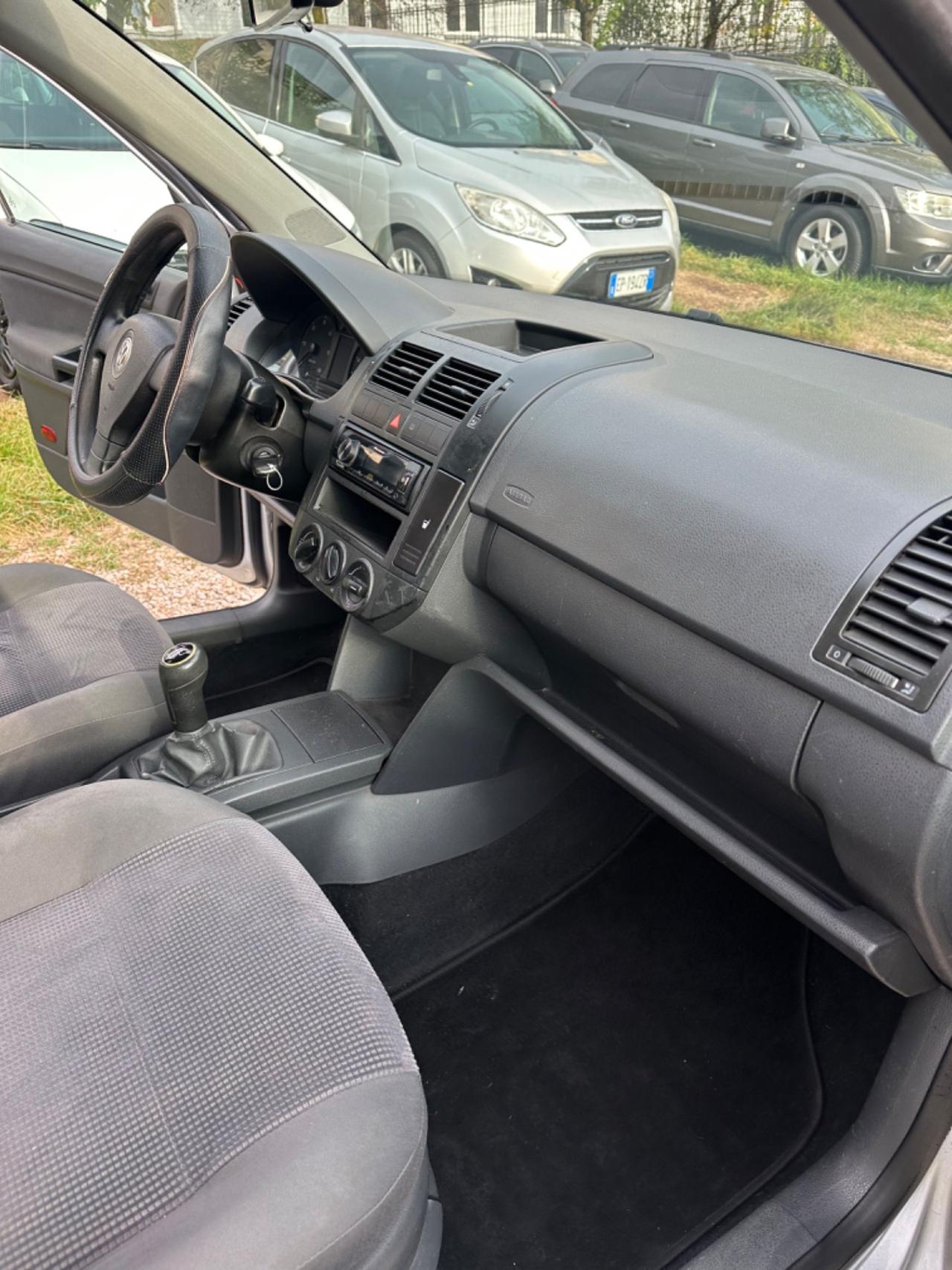 Volkswagen POLO 1.4/80CV TDI 5P SPORTLINE NEOPAT
