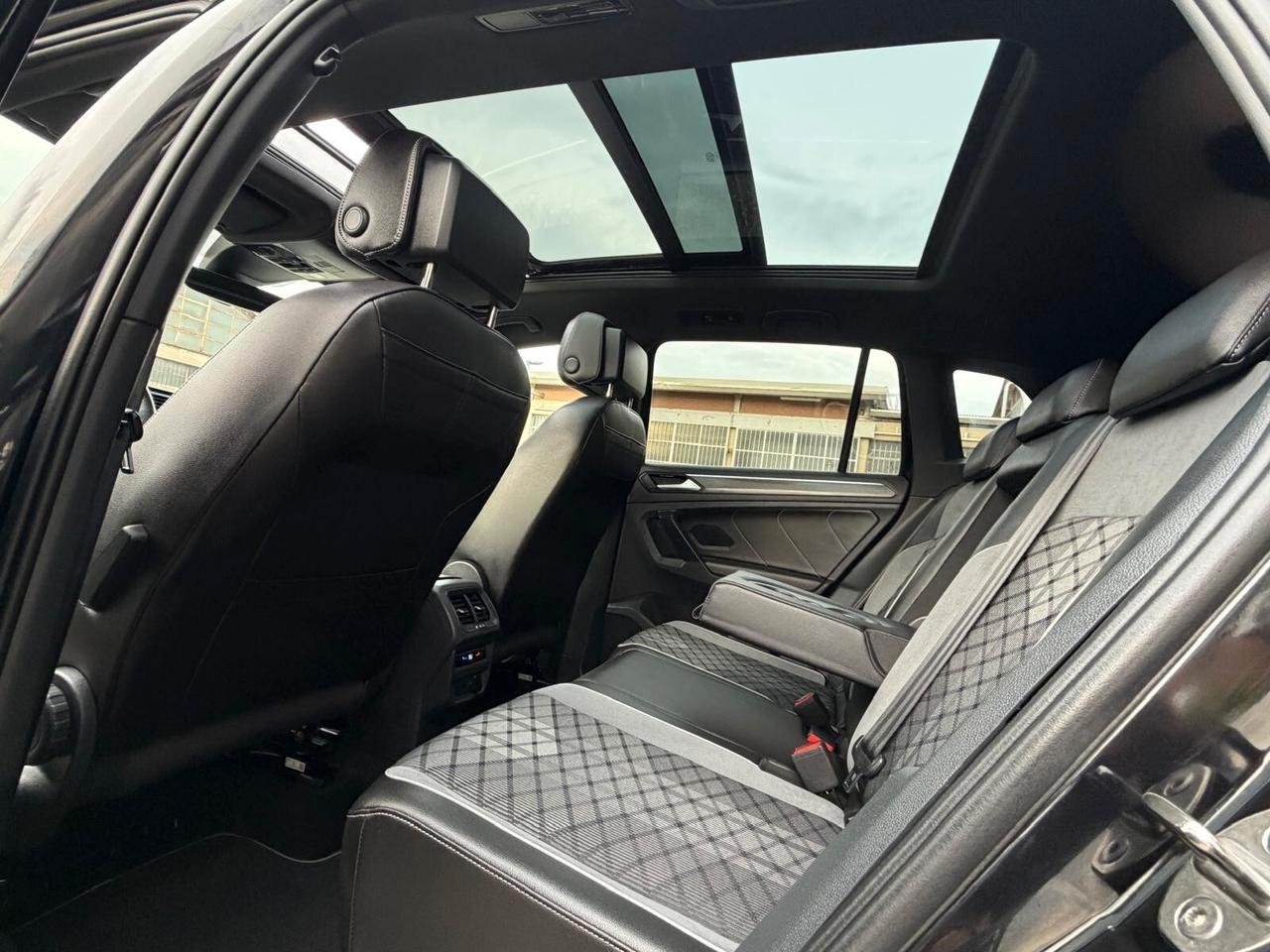 Volkswagen Tiguan 2.0 TDI 150 CV SCR DSG R-Line TETTO APRIBILE BLACK PACK