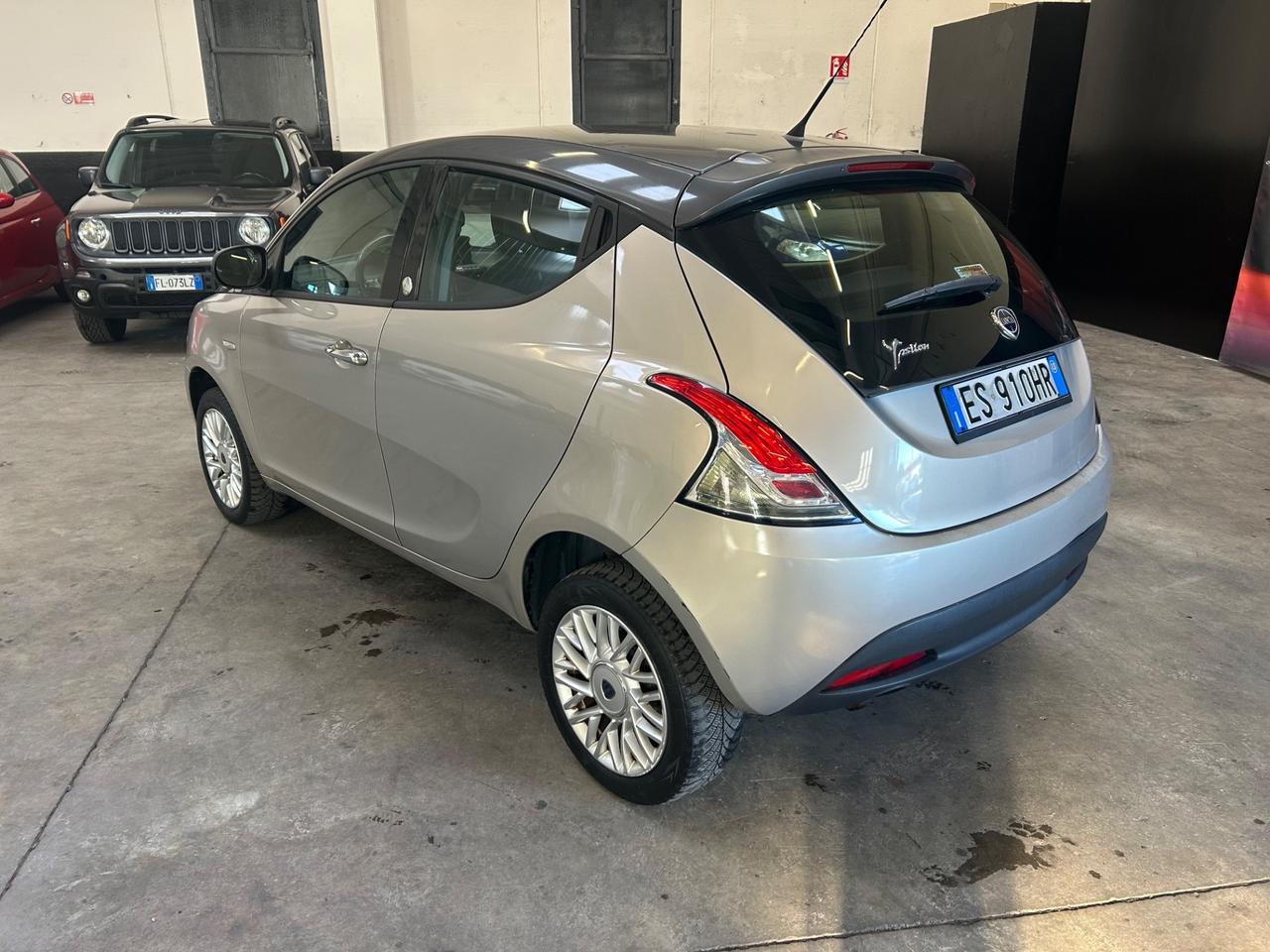 Lancia Ypsilon 0.9 TwinAir 85 CV 5 porte Metano Ecochic Silver