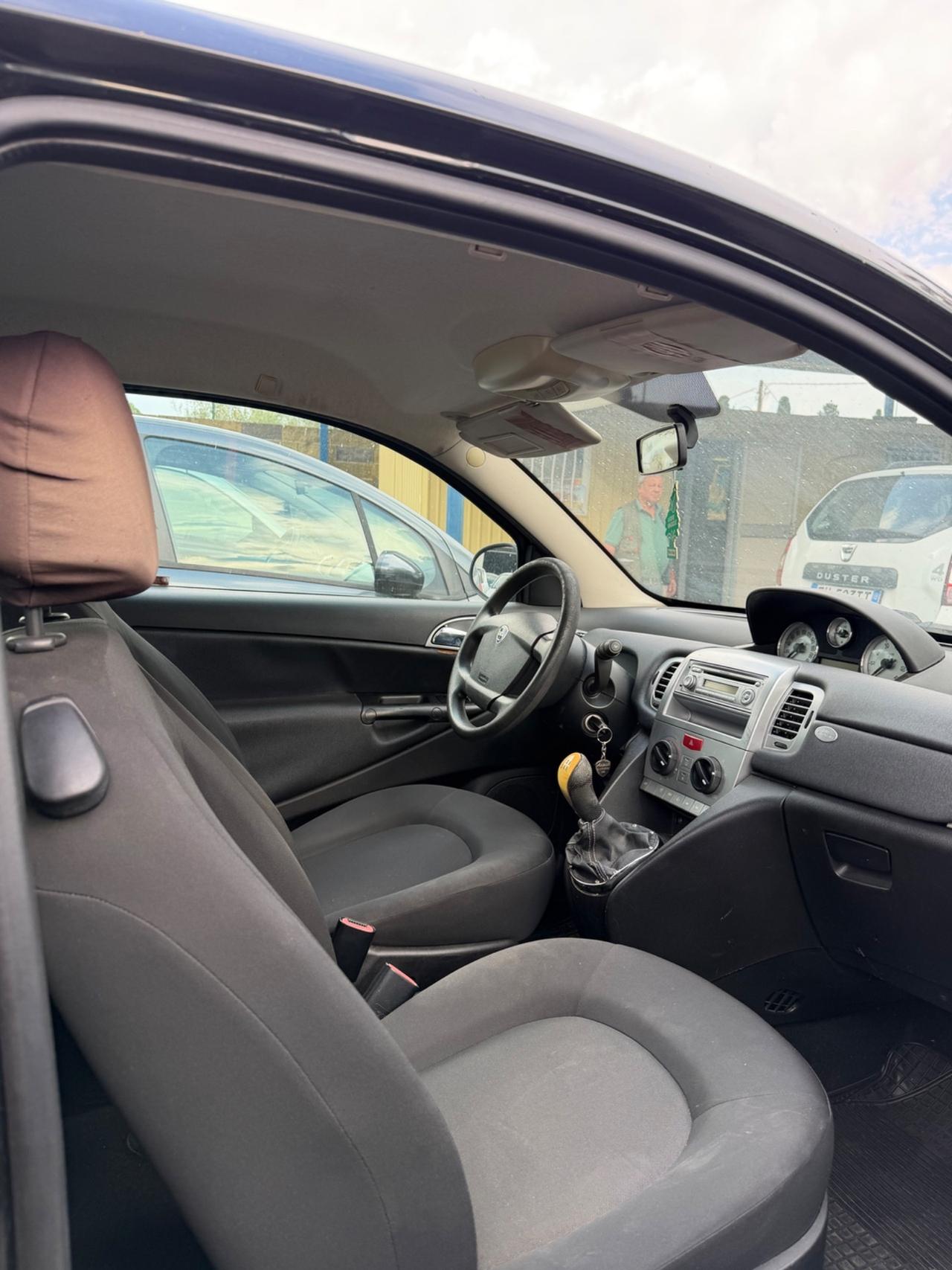 Lancia Ypsilon 1.3 MJT 75 CV Unyca