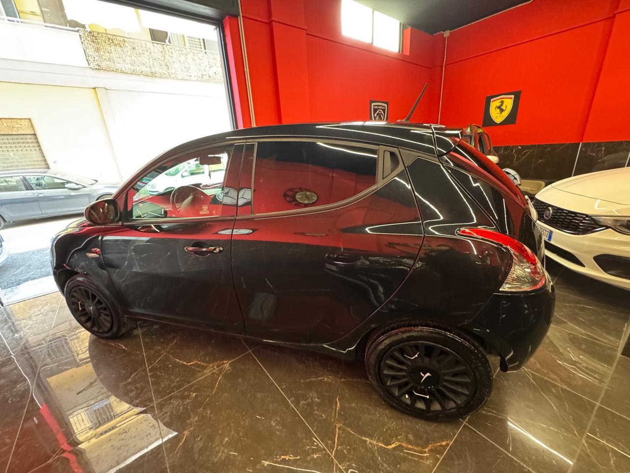 Lancia Ypsilon 1.2 69 CV 5 porte GPL Ecochic Black and Noir