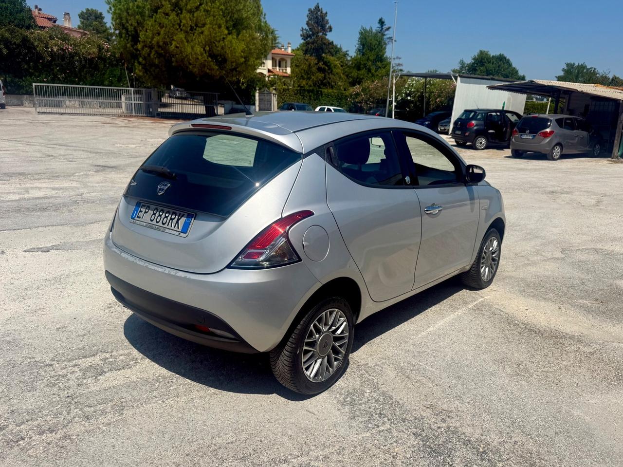 Lancia Ypsilon natural power benzina metano NEOPATENTATI