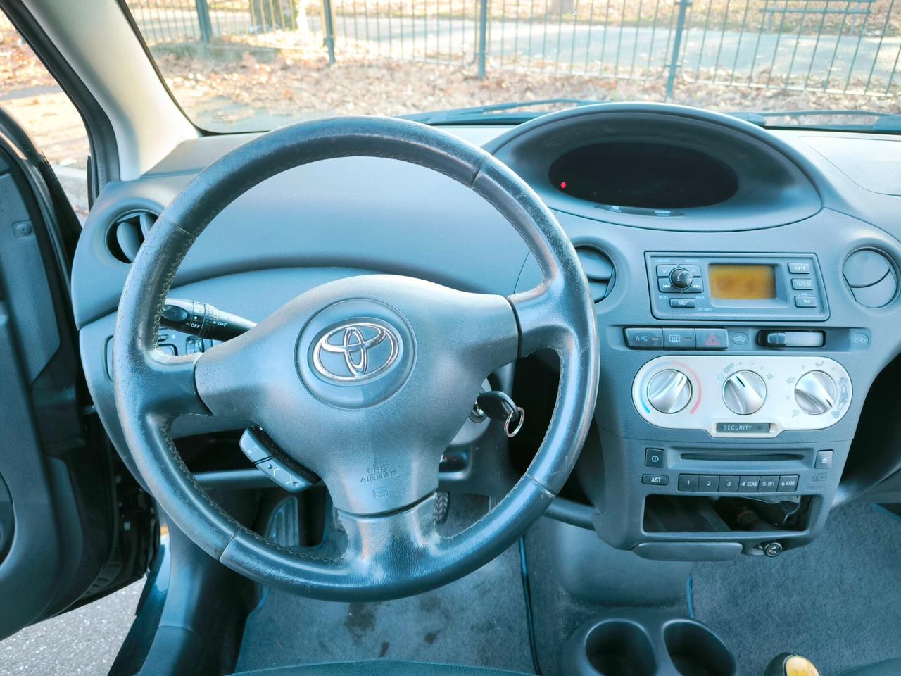 Toyota Yaris 1.0i 16V cat 5 porte Sol