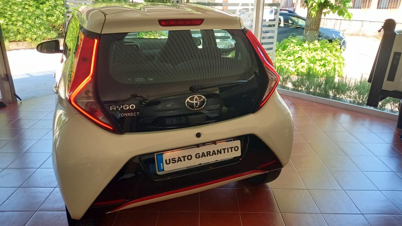 Toyota Aygo Connect 1.0 VVT-i 72 CV 5 porte x-clusiv red style