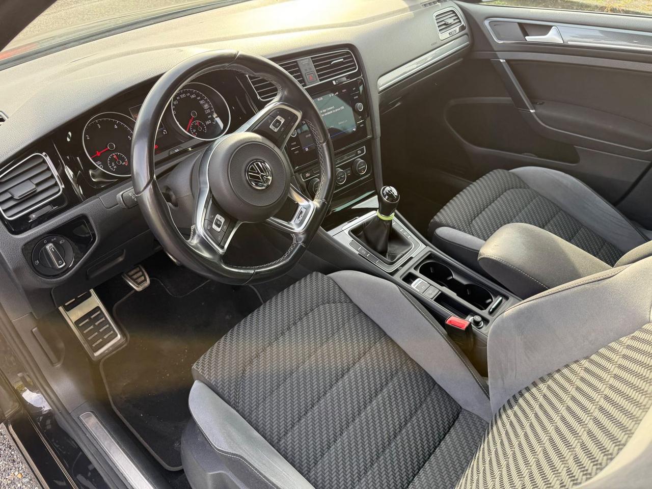 Volkswagen Golf 1.6 TDI R LINE