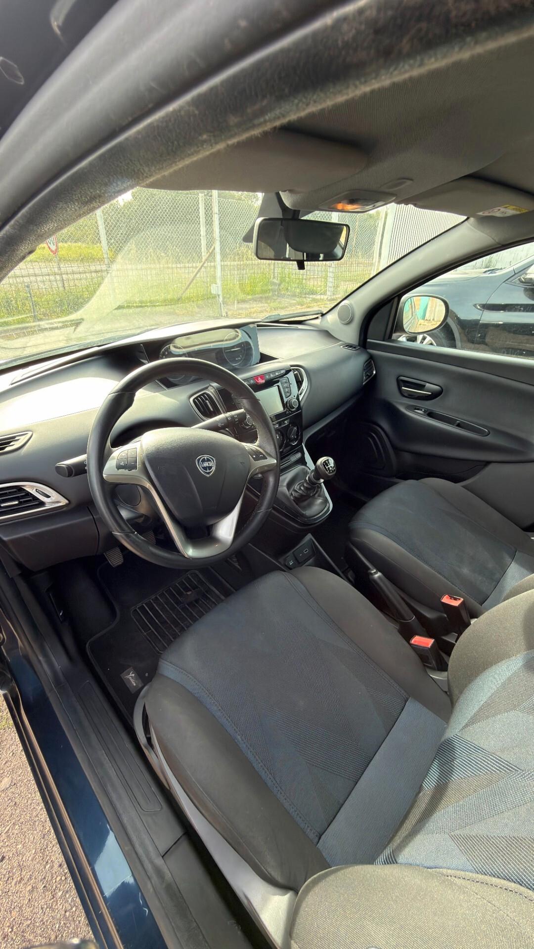 Lancia Ypsilon 1.0 FireFly 5 porte S&S Hybrid Ecochic Silver