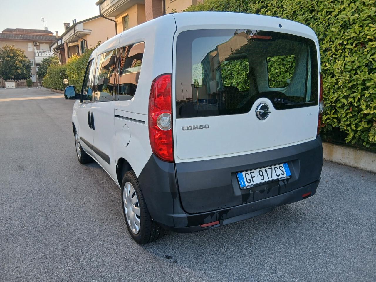 Opel Combo N1 5 posti GPL autocarro tua a € 164 mese