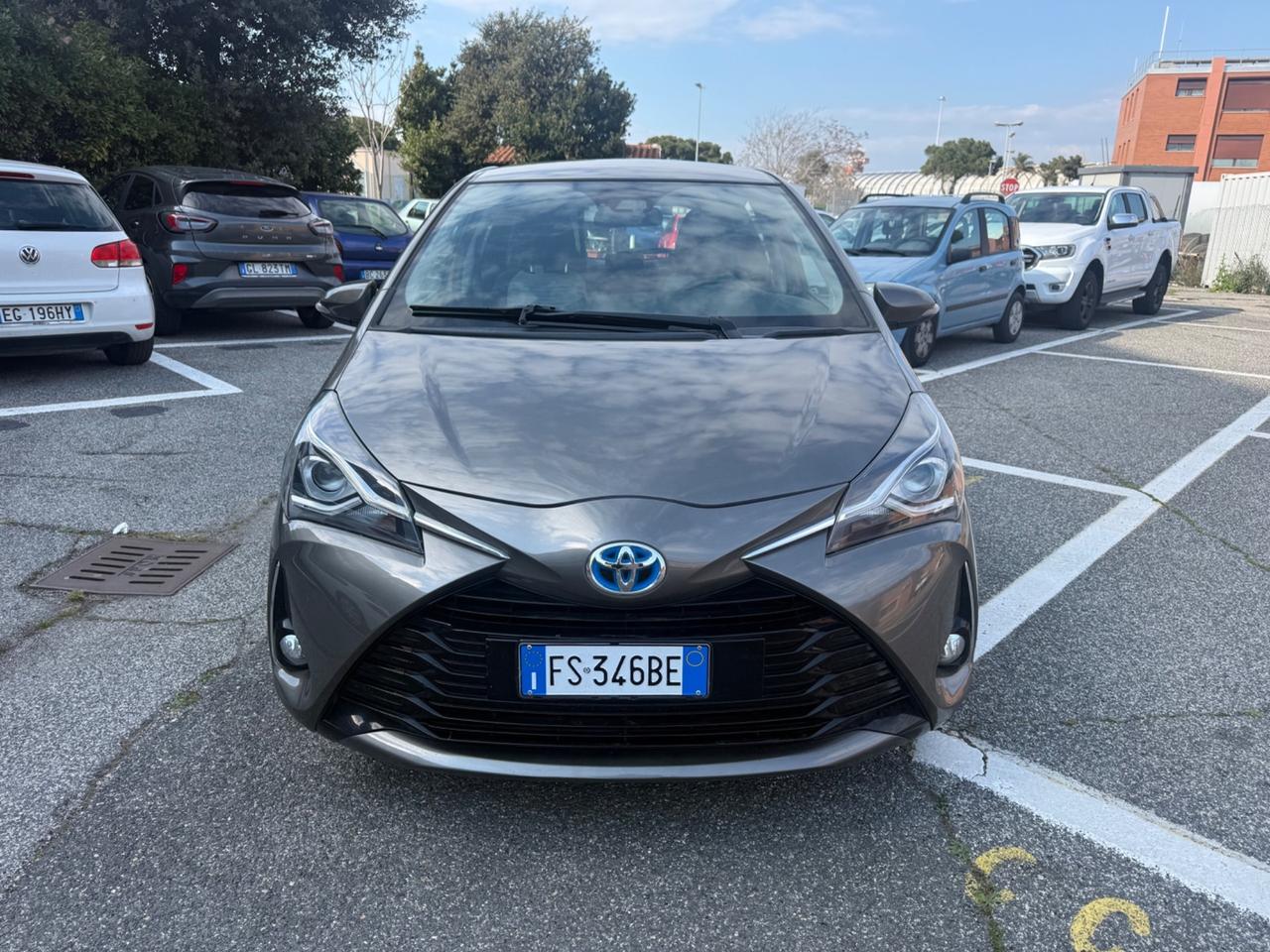 Toyota Yaris 1.5 hybrid trend gray edition