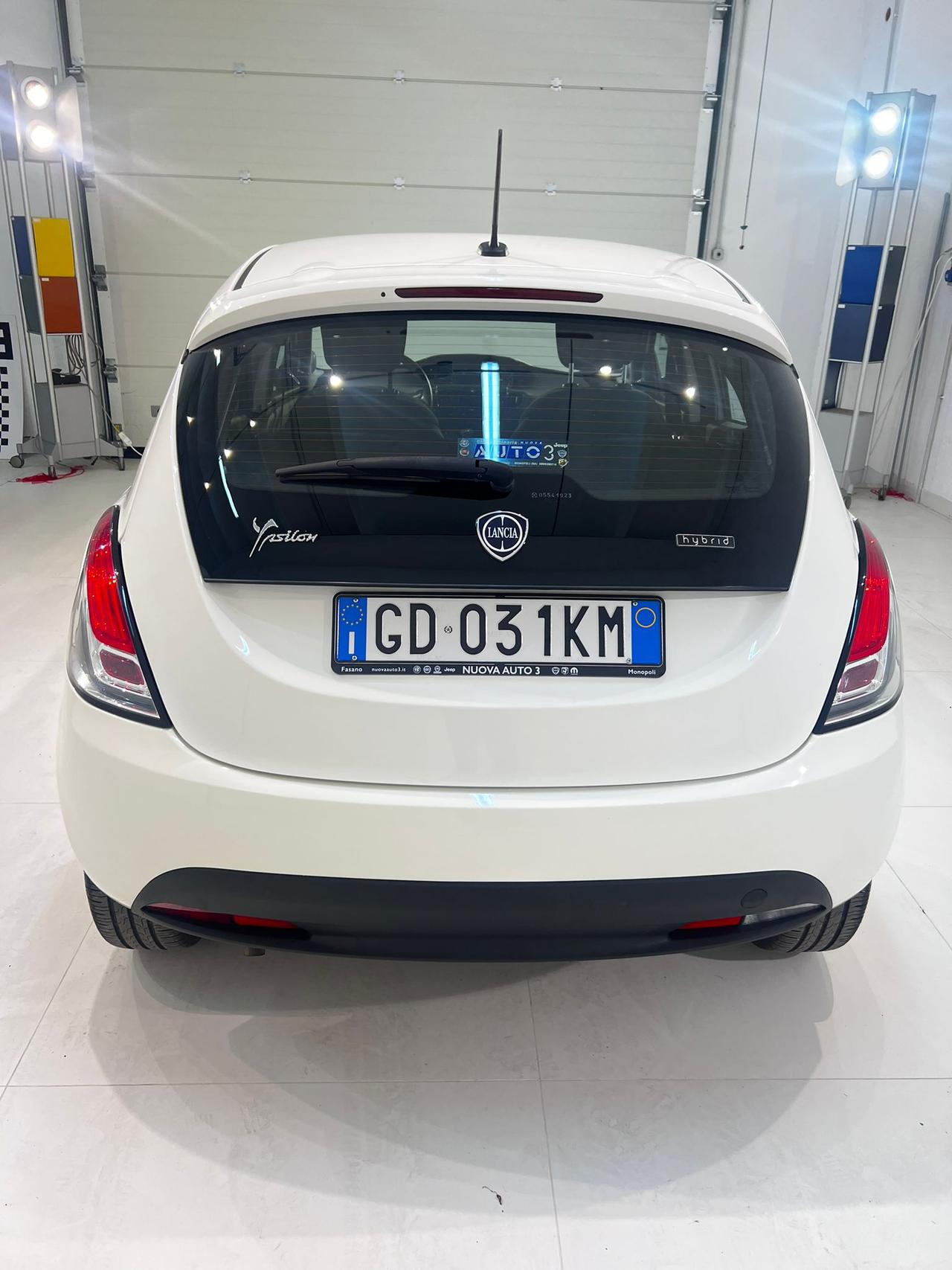 Lancia Ypsilon 1.0 FireFly 5 porte S&S Hybrid Silver