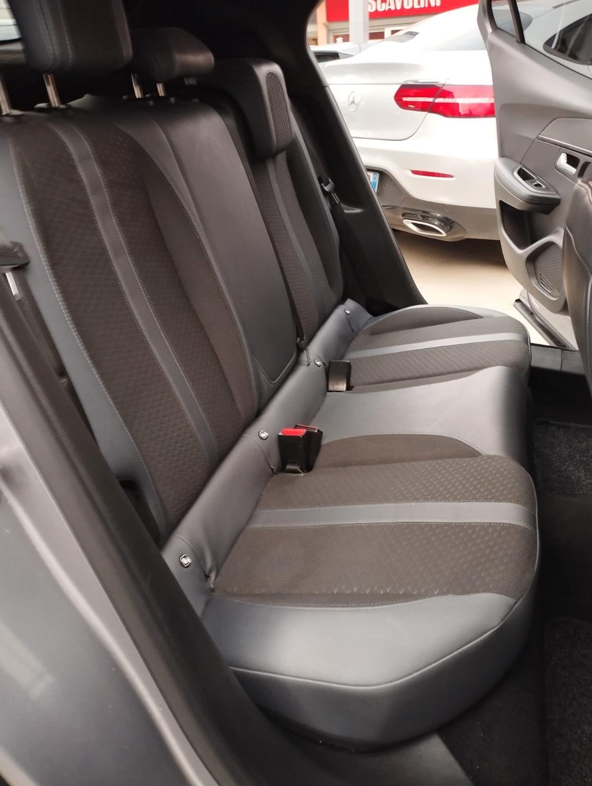 Peugeot 2008 PureTech 100 S&S Allure Navi Pack