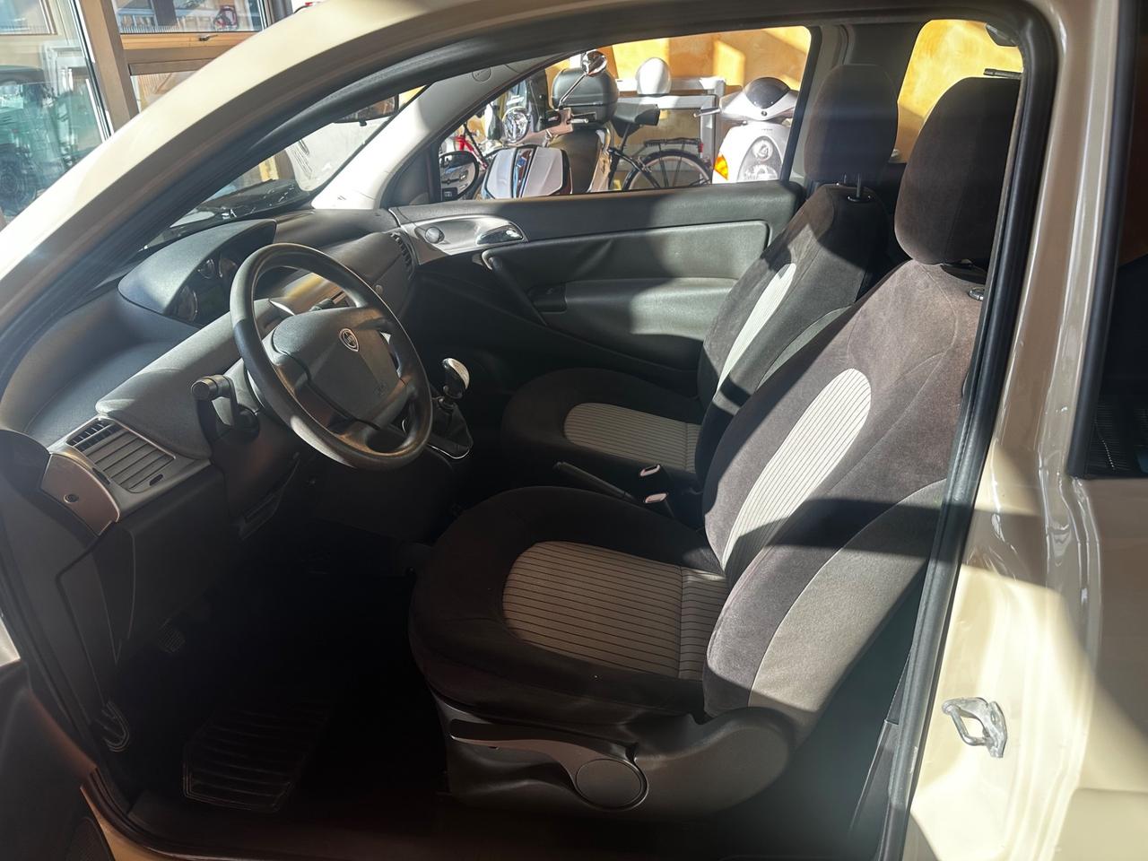 Lancia Ypsilon 1.2 beige metano neopatentati