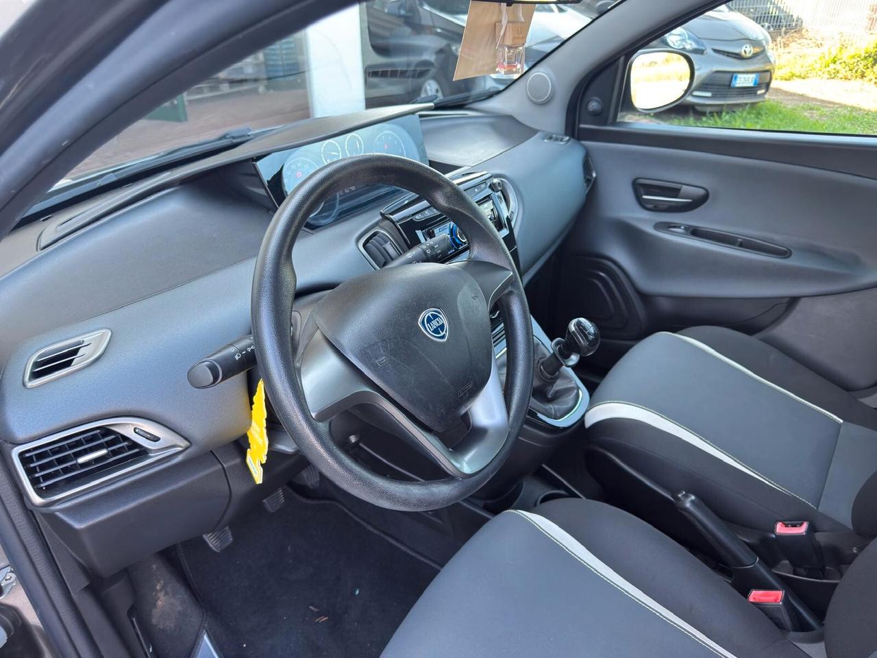 Lancia Ypsilon 1.2 69 CV 5 porte Silver