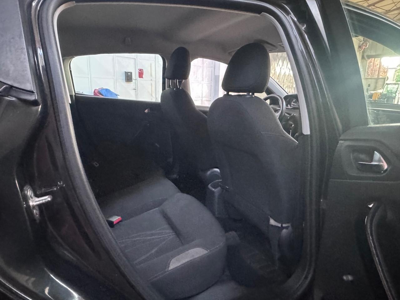 Peugeot 208 1.4 HDi 68 CV 5 porte Allure