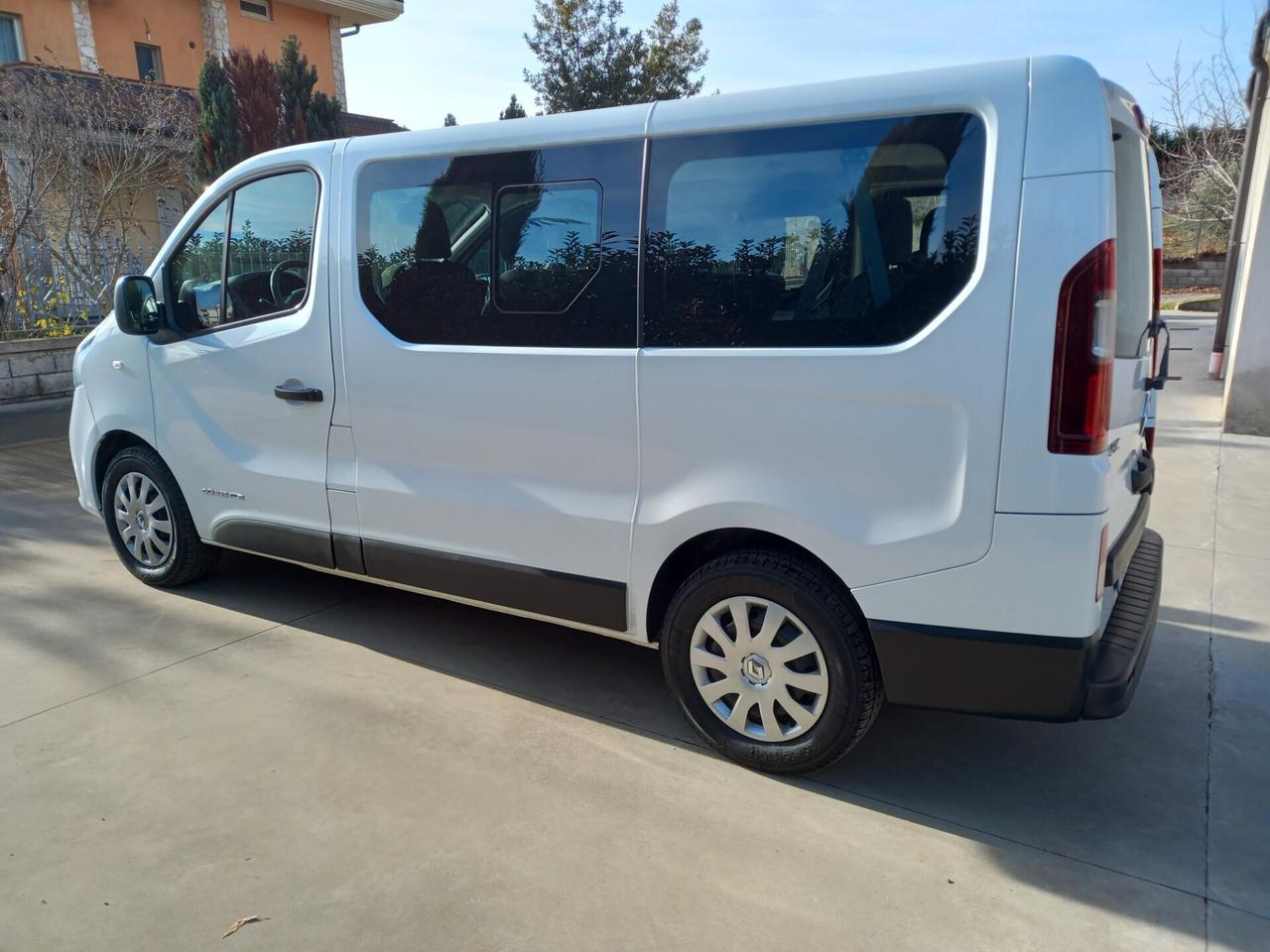 Renault Trafic T29 1.6 dCi 145CV 9 POSTI