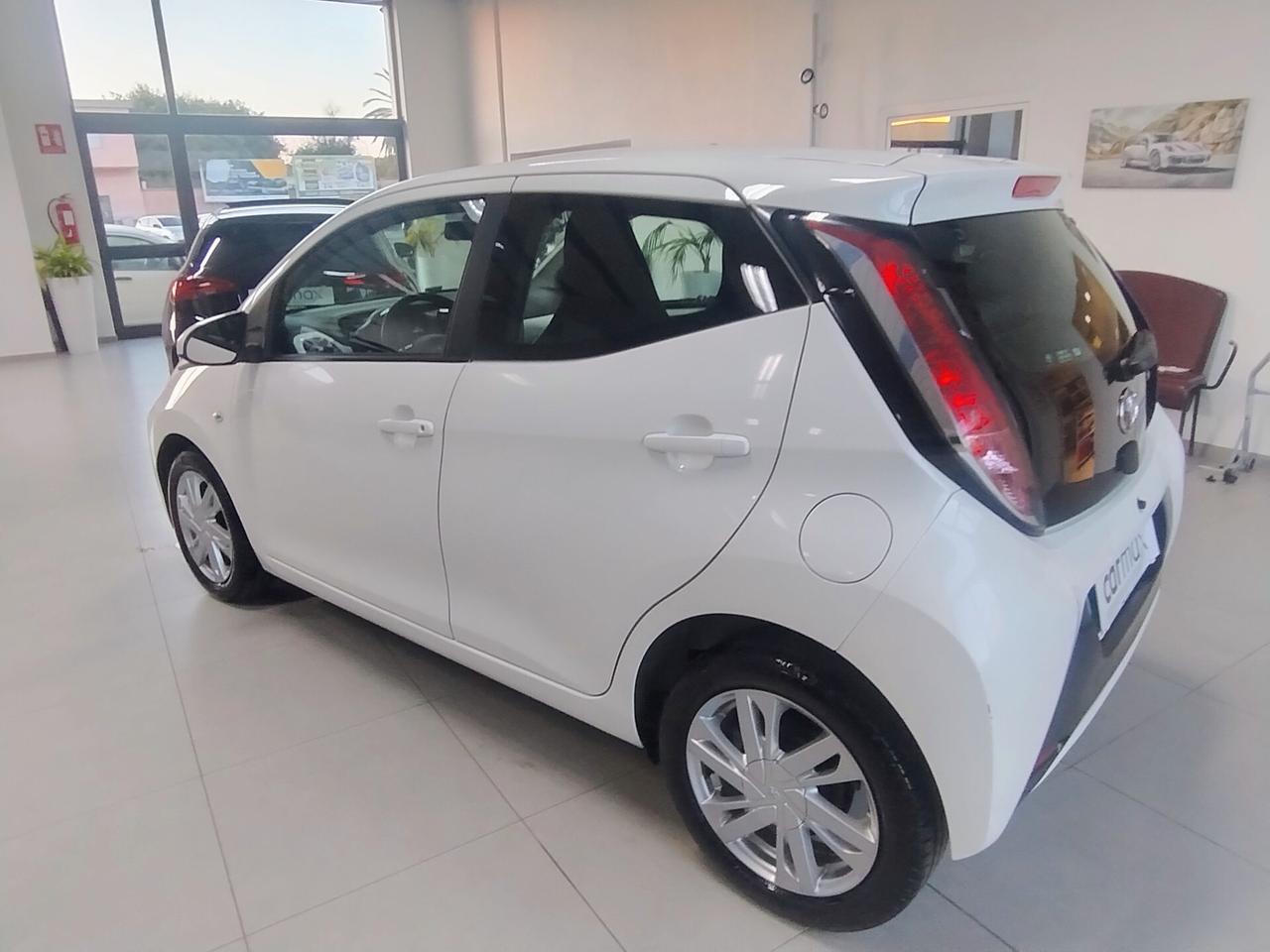 Toyota Aygo 1.0 VVT-i 69 CV 5 porte x-play