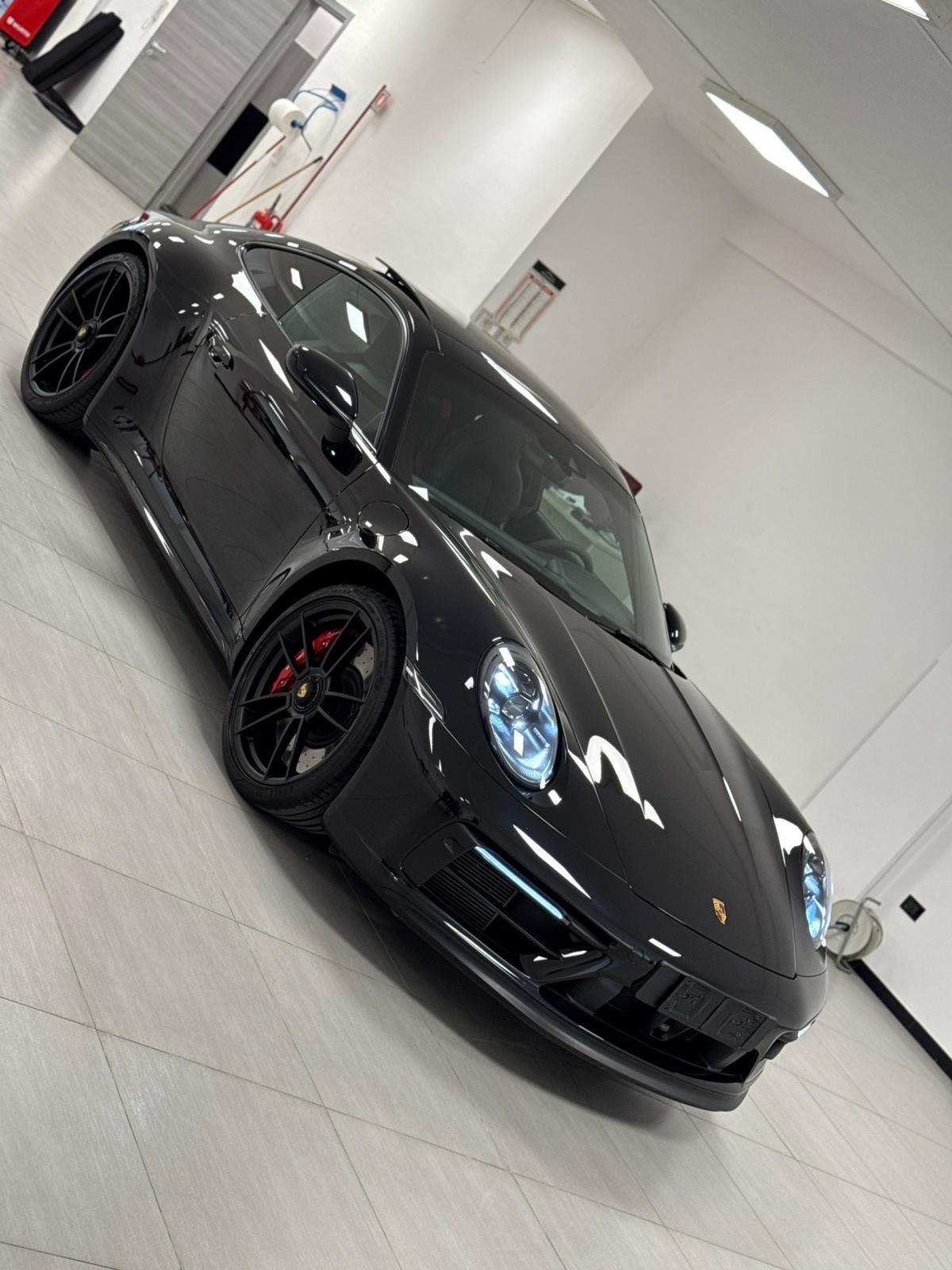 Porsche 911 Carrera 4 GTS