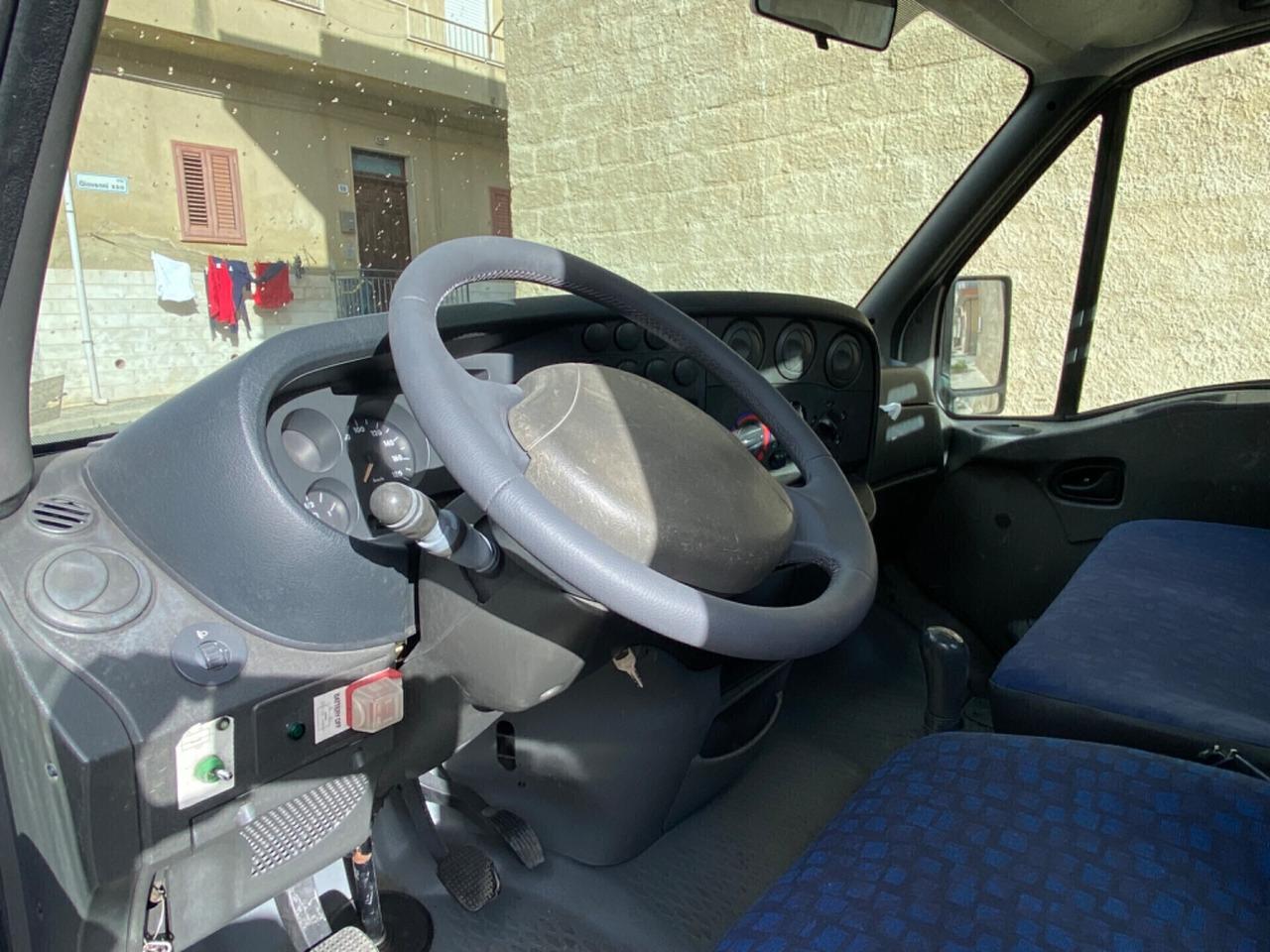 IVECO DAILY CON GRU PM 4000 con cassone fisso