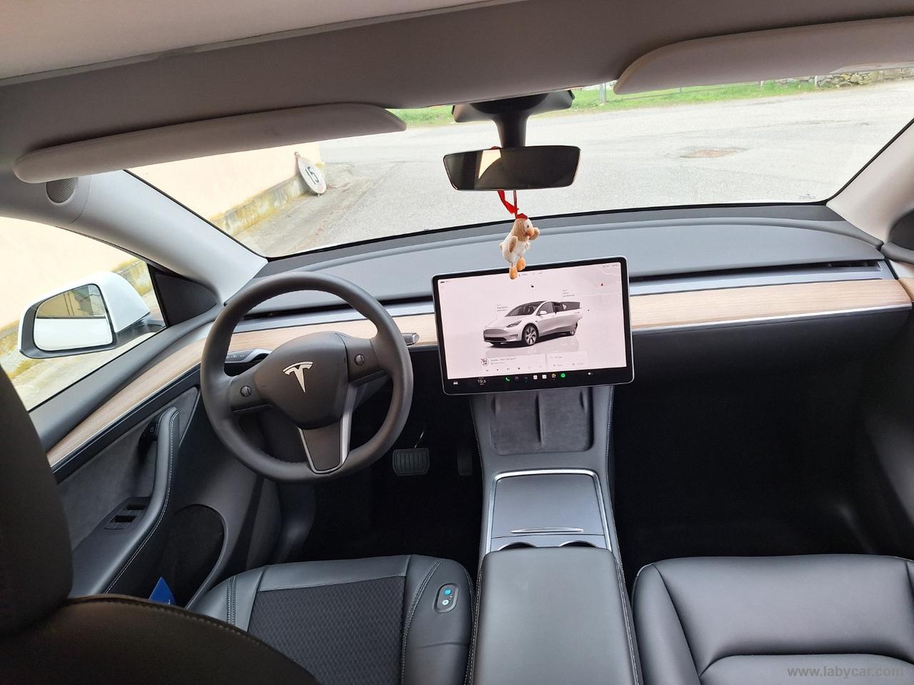 TESLA Model Y STANDARD RANGE RWD TETTO