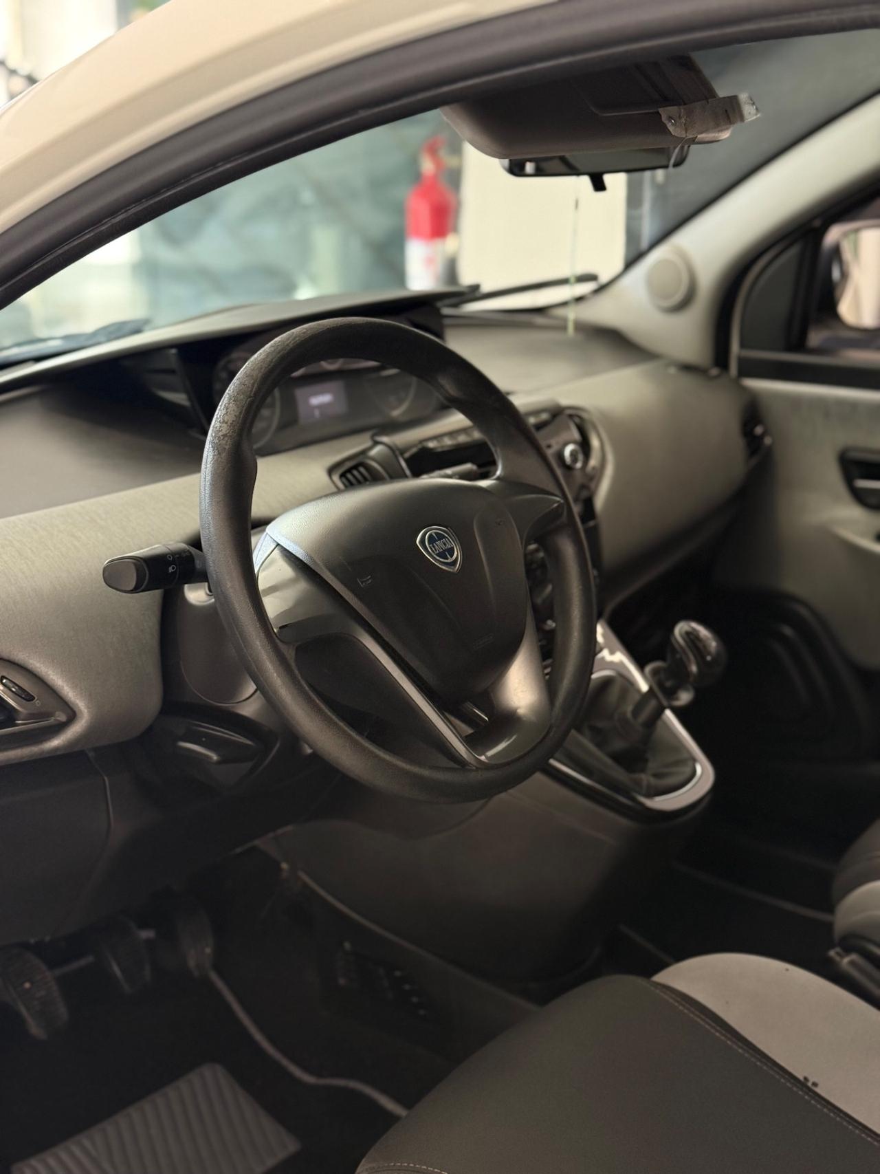 Lancia Ypsilon 0.9 TwinAir 85 CV 5 porte Metano Ecochic Silver