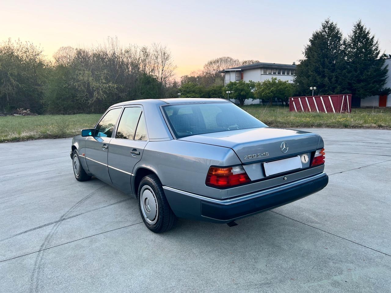 MERCEDES-BENZ E 200