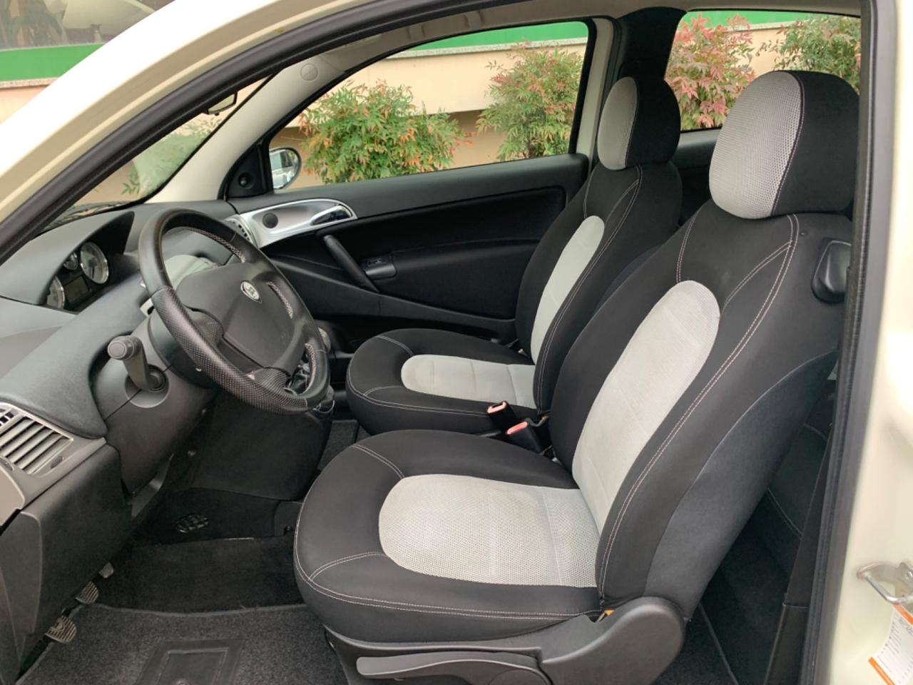 Lancia Ypsilon 1.2 Momo Design