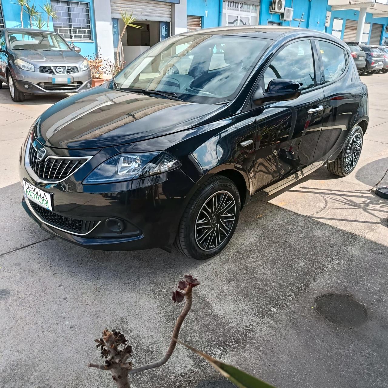 Lancia Ypsilon 1.0 FireFly 5 porte S&S Hybrid Silver